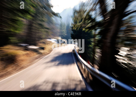 Bergstraße mit einem Tempo-Effekt Stockfoto