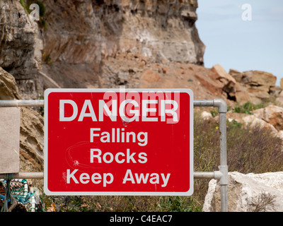 Schild am Cliff base Warnung vor Gefahr Steinschlag - entfernt zu halten Stockfoto