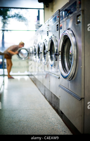 Junge Frau im Waschsalon Stockfoto