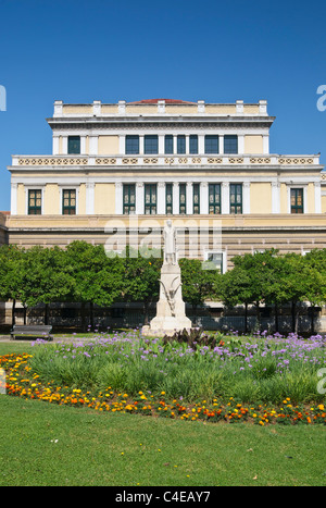 Charilaos Trikoupis Statue außerhalb der neoklassischen National Historical Museum am alten Parlamentsgebäude, Athen, Griechenland Stockfoto