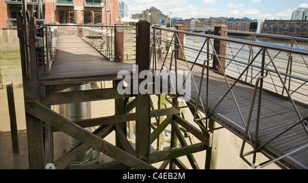Ein altes Eisen Brücke Eingang nach St. Heilands Dock, Shad Thames, London. Stockfoto