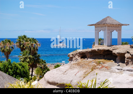 Meer Blick Hütte mit Bank über Strand von Luxushotels und Yacht, auf der Insel Teneriffa, Spanien Stockfoto