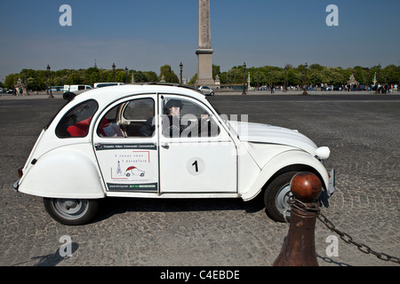 Citroen 2CV Tour Auto geparkt auf Concorde Platz mit Luxor Obelisk hinter. Stockfoto