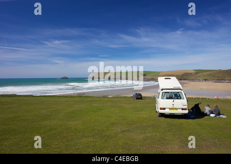 Pärchen im Camper Van genießen Blick über Polzeath Strand zum Pitre Headland North Cornwall England GB Stockfoto