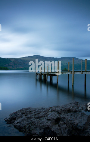 Anfang Mai Morgen ruhig bei Hawes Ende Bootssteg, Derwentwater im Lake District, UK Stockfoto