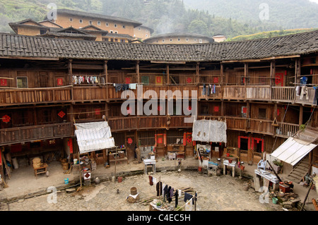 Innenraum einer "Tulou", eine befestigte Hakka Clan Haus im Gruppenrahmen Tianluokeng in Fujian Provinz, China. Stockfoto