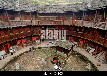Innenraum einer "Tulou", eine befestigte Hakka Clan Haus im Gruppenrahmen Tianluokeng in Fujian Provinz, China. Stockfoto