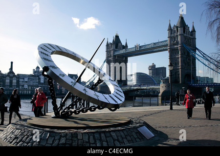 Eine moderne äquatorialer Sonnenuhr, St Katherine's Dock, London. Designed by Wendy Taylor. Hintergrund: Tower Bridge! Stockfoto