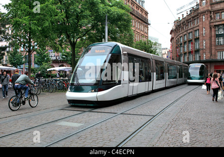 Moderne Straßenbahn auf der Rue des Francs-Bourgeois im Zentrum von Straßburg, Frankreich. Hintergrund: ein Teil der Place Kleber. Stockfoto