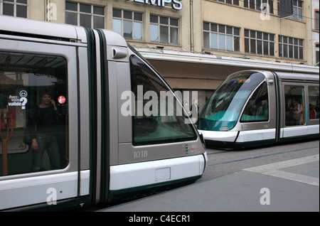 Straßenbahnen, vorbei an der Rue De La Haute Montee im Zentrum von Straßburg, Frankreich. Stockfoto