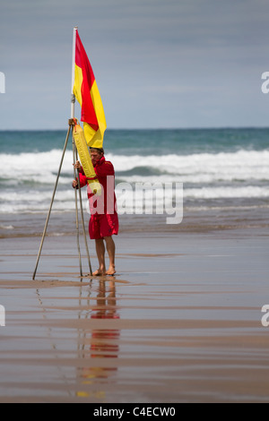 Summerleaze Beach: rnli Küstenwachen markieren sicheren Gegend mit Boundary Fahnen, Flagmarkers am Strand am Strand Summerlease, Devon, Großbritannien Stockfoto