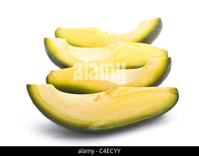 drei Avocadoscheiben isoliert auf weißem Hintergrund Stockfoto