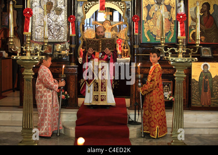 Griechische Priester in einer Kirche in Nisyros Insel Griechenland Stockfoto