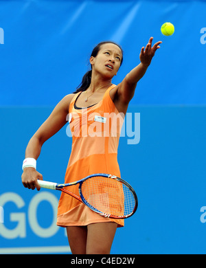 Britischer Tennisspieler Anne Keothavong in Aktion gegen Sorana Cirstea beim Tennisturnier Aegon International Stockfoto