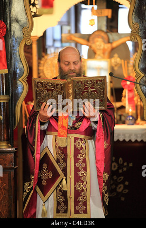 Griechische Priester in einer Kirche in Nisyros Insel Griechenland Stockfoto