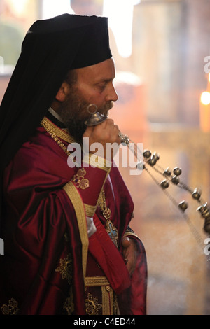 Griechische Priester in einer Kirche in Nisyros Insel Griechenland Stockfoto