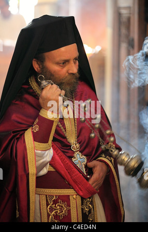 Griechische Priester in einer Kirche in Nisyros Insel Griechenland Stockfoto