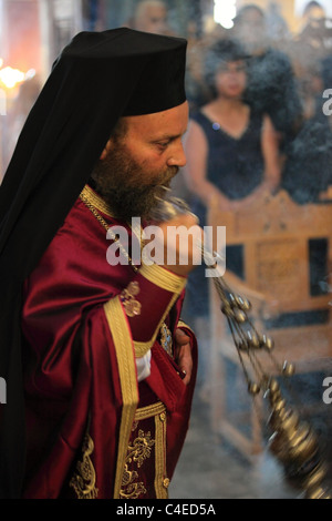 Griechische Priester in einer Kirche in Nisyros Insel Griechenland Stockfoto