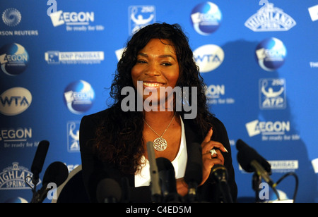 Serena Williams schauen entspannt während einer Pressekonferenz auf der Aegon International-Tennis-Turnier in Eastbourne Stockfoto