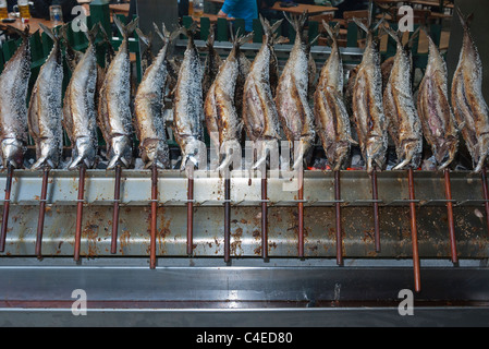 Geräucherte Makrelen sind servierfertig im Biergarten Augustiner-Keller in München. Stockfoto