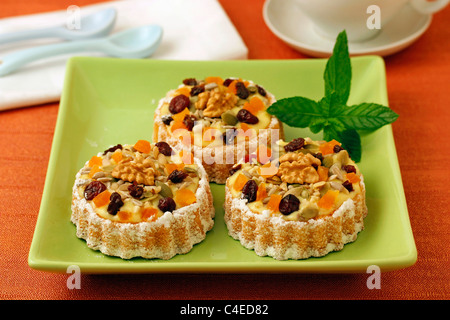 Törtchen mit Vanillepudding und Nüssen. Rezept zur Verfügung. Stockfoto