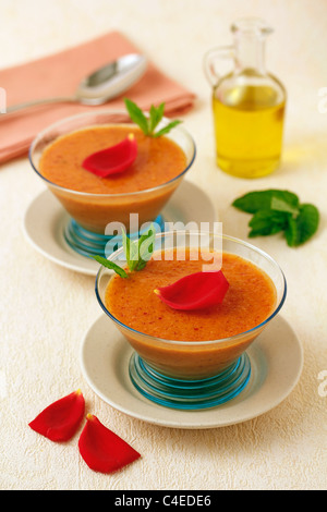 Rosen-Gazpacho. Rezept zur Verfügung. Stockfoto