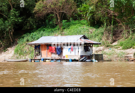 Eine Hütte am Sungai Tembeling Fluss, Taman Negara N.P. Stockfoto