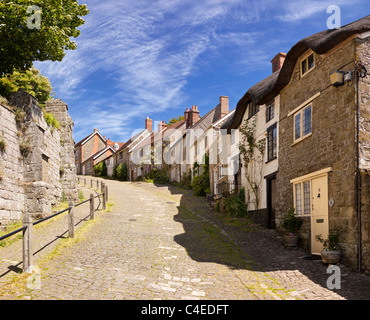 Typischen traditionelle englischen gepflasterten Straße auf Gold Hill, Shaftesbury, Dorset, England, Vereinigtes Königreich, angesehen vom Ende der Straße Stockfoto