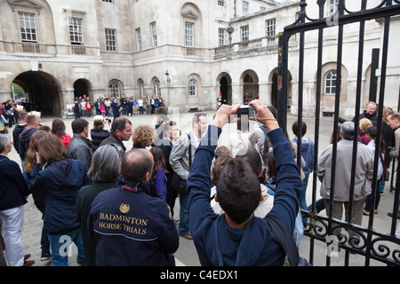 Touristen versammeln um die Wachablösung im Horse Guard Parade, London zu sehen. Stockfoto