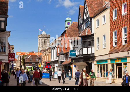 Einkaufen Einkaufen in der High Street uk in der Altstadt von Salisbury, Wiltshire, England, Großbritannien Stockfoto