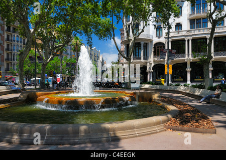 Der Brunnen vor Hotel Fall Fuster am Passeig De Gràcia, Barcelona, Spanien. Stockfoto