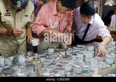 Grillen zum Verkauf an den Vogel und Insekt Markt, Xizang Road, Shanghai, China Stockfoto