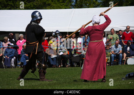 Eine Nachstellung Schlacht mit einem männlichen Ritter und eine Frau, die sich selbst zu verteidigen. Stockfoto