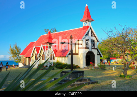 Das Wahrzeichen von Cap Malheureux ist die berühmte Kirche mit rotem Dach. Cap Malheureux, Riviere du Rempart, Mauritius. Stockfoto