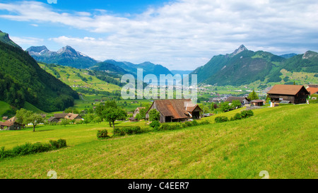 Blick von der Ibergeregg in Rickenbach in Richtung Lake Lucern (Vierwaldstättersee) und die Stadt der Brunnen, Schwyz, Schweiz. Stockfoto