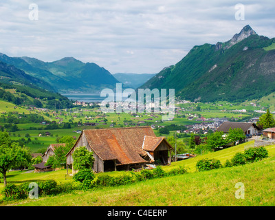 Blick von der Ibergeregg in Rickenbach in Richtung Lake Lucern (Vierwaldstättersee) und die Stadt der Brunnen, Schwyz, Schweiz. Stockfoto