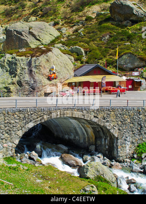 Susten Brueggli - ein Restaurant und ein Fahrrad nicht mehr im oberen Bereich der Sustenpass, Kanton Uri, Schweiz. Stockfoto