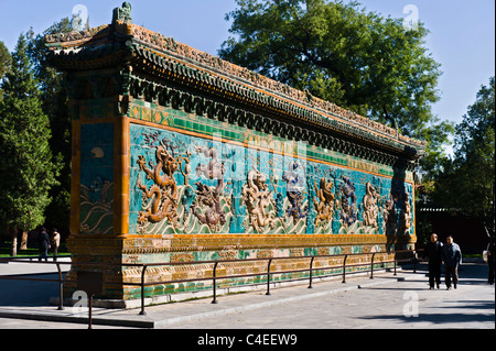 Neun Drachen-Bildschirm, aus dem späten achtzehnten Jahrhundert, in der verbotenen Stadt, Peking, China Stockfoto