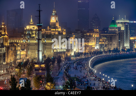 Der Bund von der Terrasse des South Bund 22 (Brix), Shanghai. Huangpu-Fluss auf der rechten Seite. Stockfoto