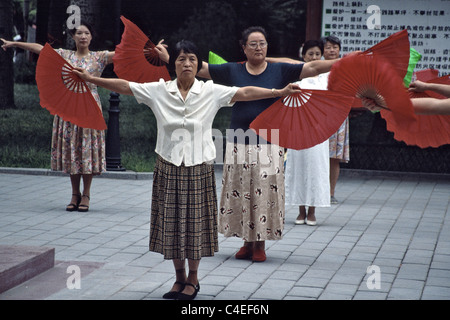 Tai Chi Morgen im Ritan Park in Beijing Zentralchina Stockfoto