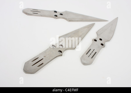 Hält ein Lock-Messer und demonstriert seine Verwendung als eine tödliche Waffe. Ein Messer hat eine scharfe Klinge, die in der Regel aus Edelstahl. Stockfoto