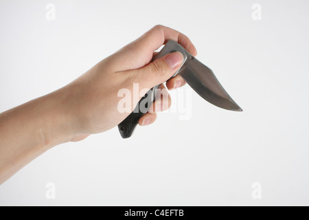 Hält ein Lock-Messer und demonstriert seine Verwendung als eine tödliche Waffe. Ein Messer hat eine scharfe Klinge, die in der Regel aus Edelstahl. Stockfoto