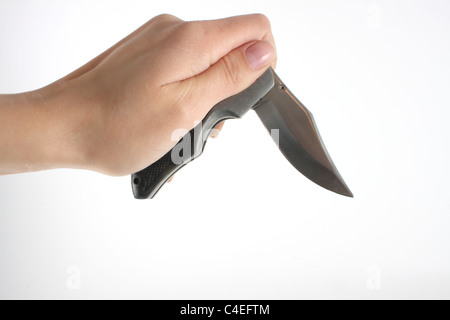 Hält ein Lock-Messer und demonstriert seine Verwendung als eine tödliche Waffe. Ein Messer hat eine scharfe Klinge, die in der Regel aus Edelstahl. Stockfoto