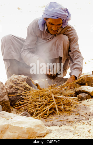 Muzeina Stamm bedouin Feuer machen - Wadi Arada Wüste - Halbinsel Sinai, Ägypten Stockfoto