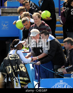 Venus Williams gibt Autogramme für die Fans bei den Aegon International-Tennis-Turnier in Devonshire Park Eastbourne Stockfoto