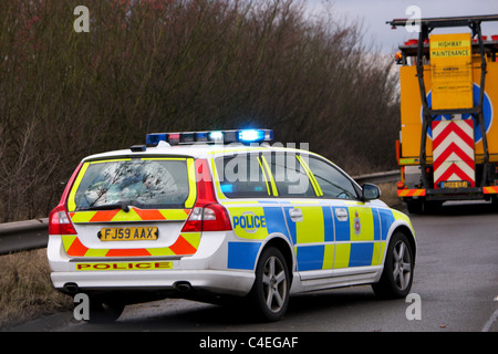 Ein Polizeiauto an der Seite der Straße mit der Autobahn Wartung Unterstützung bei einer Panne Unfall. Stockfoto