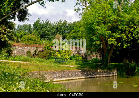 Garten und Teich von Charleston Farmhouse, Heimat der Bloomsbury Group in Sussex Stockfoto