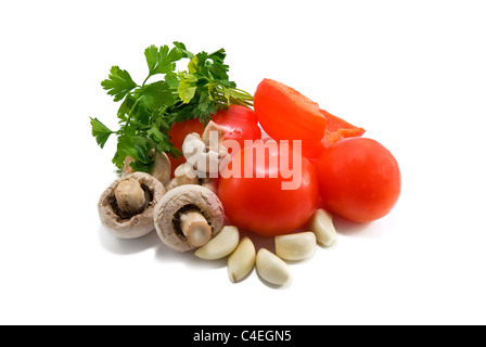 Gemüse und Pilze werden auf weißem isoliert. Stockfoto