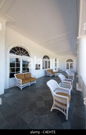 Die Veranda, Sitzecke vor dem Stanley Hotel in Estes Park, Colorado Stockfoto