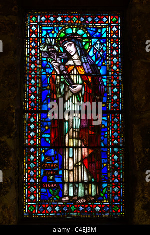 St. Catherine Buntglasfenster an St. Malo-Kapelle in Allenspark, Colorado Stockfoto